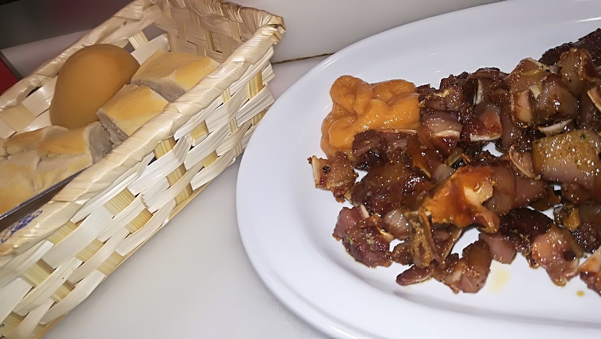 Plato de carne asada con pan y salsa especial
