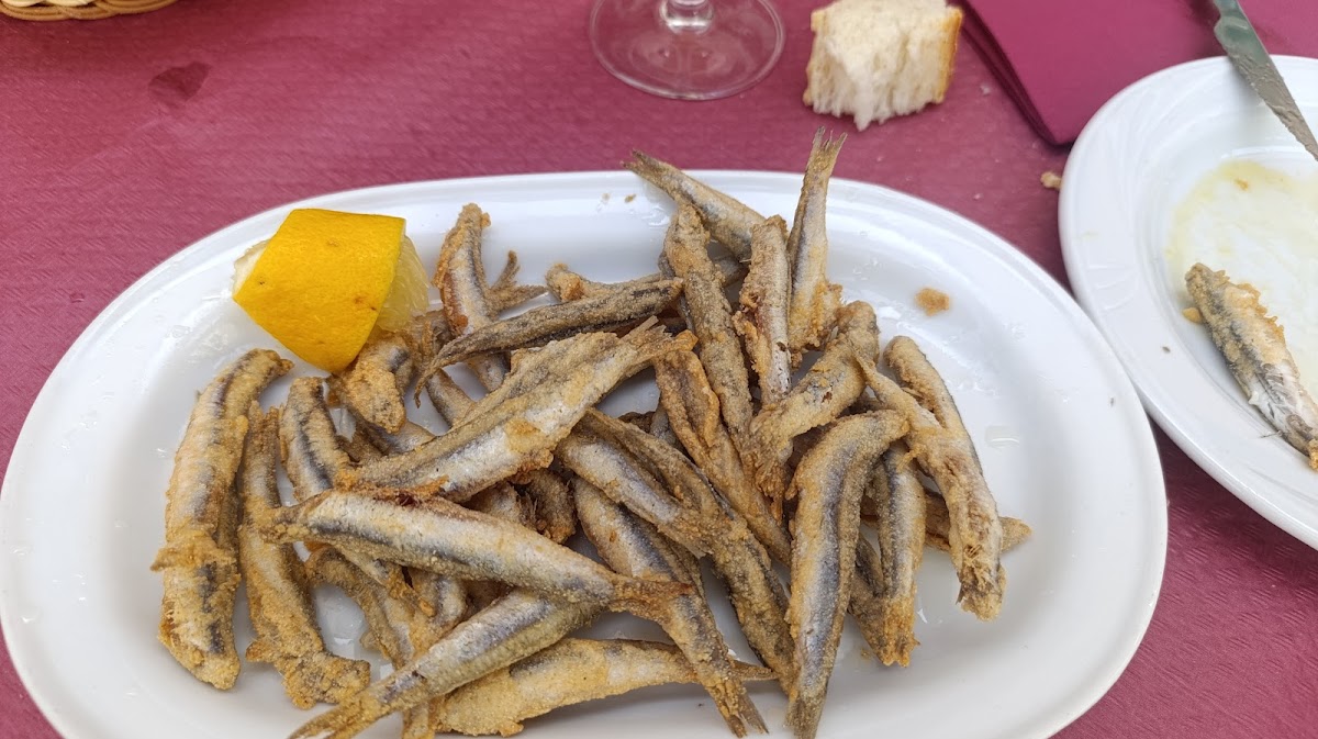 Pescado frito fresco acompañado de limón