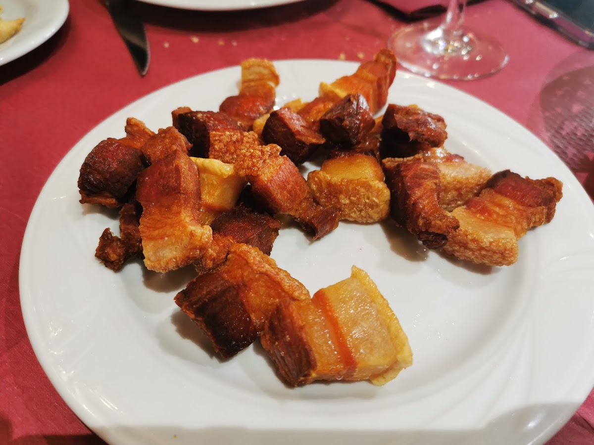 Torreznos de cerdo, crujientes y dorados